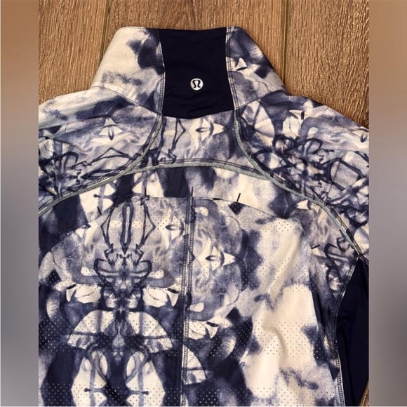 Lululemon Run Essentials Jacket - Picture 6 of 9